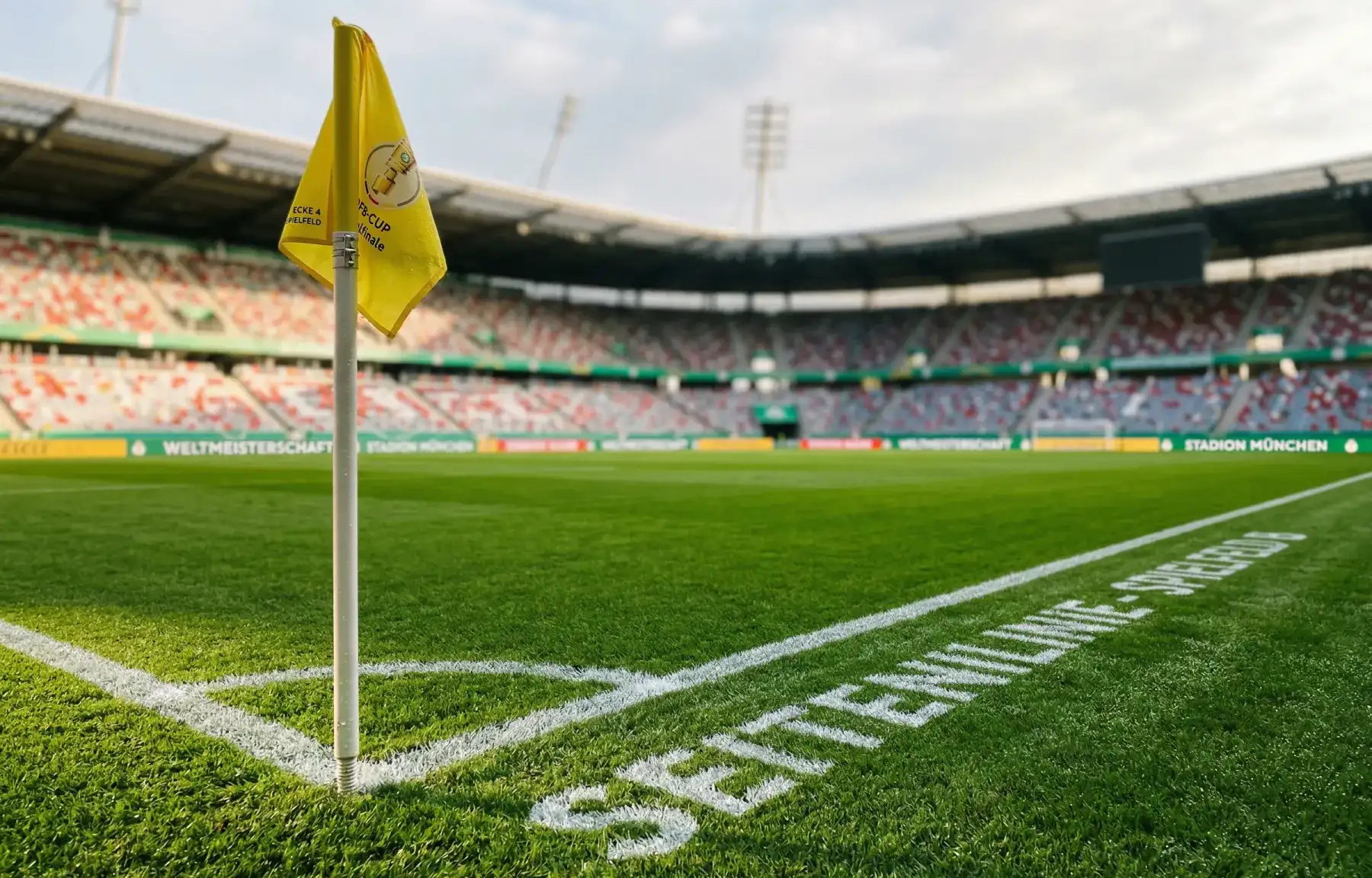 Nahaufnahme eines perfekt gepflegten Fußballrasens mit weißen Linien und Eckfahne in einem WM-Stadion